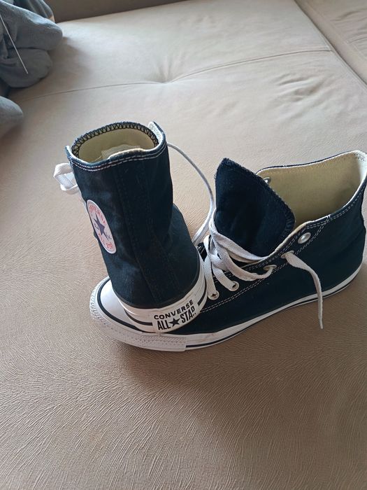 Vând tenesi converse