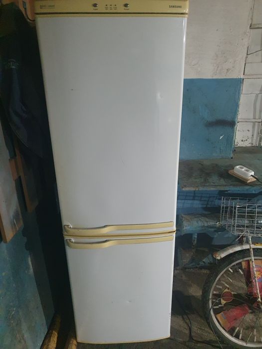 Холодильник  продаётся,двухкамерный  самсунг, неисправный.