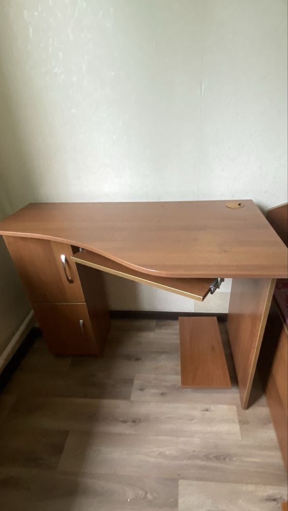 Стол для компьютера и 2 тумбочки