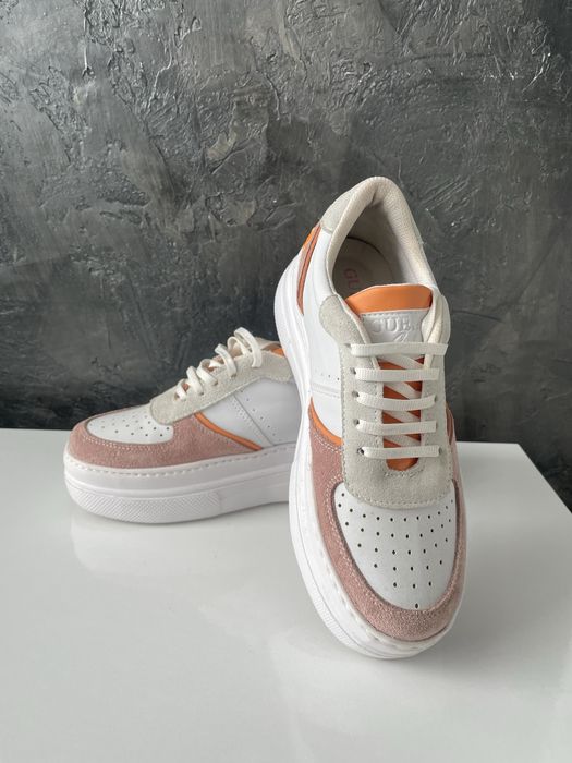 GUESS обувки нови