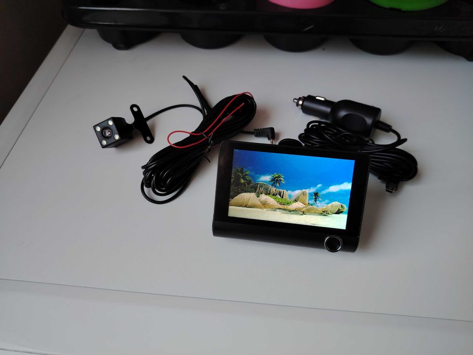 Видеорегистратор с три камери