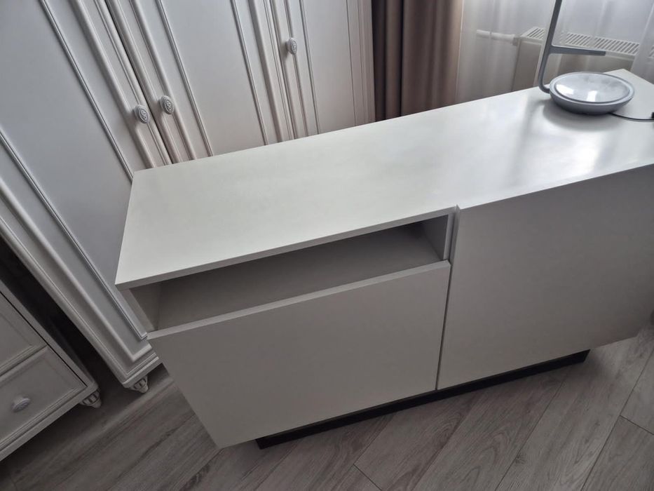 Vand comoda minimalista cadru metalic negru