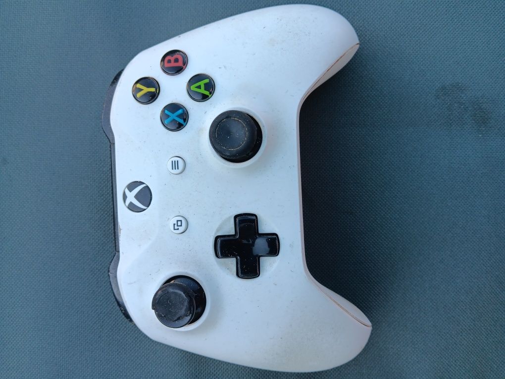 Vând manete Xbox one