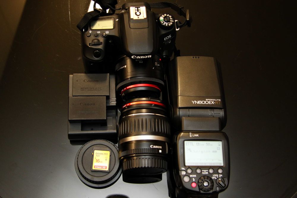 Body Canon 77D+2 obiective+blit