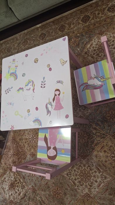 Donez masuta + scaune pentru fetite