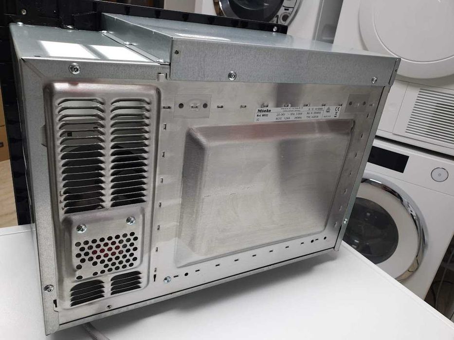 17L - Miele M6022 Микровълнова Фурна с Грил за вграждане