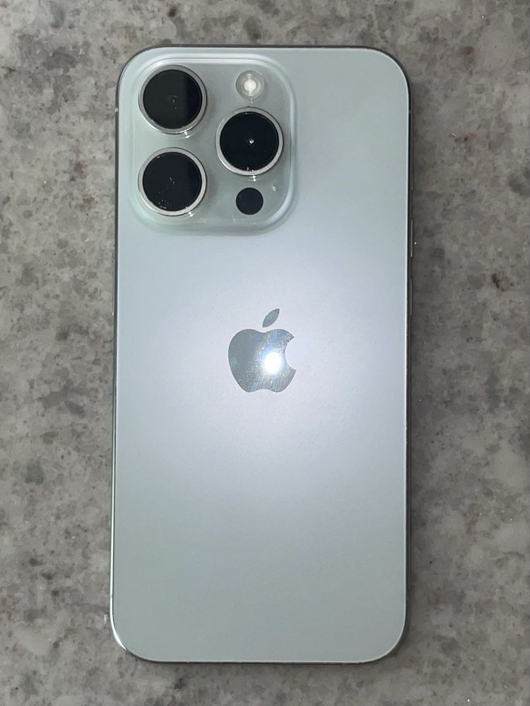 Iphone 15 pro 256GB бял