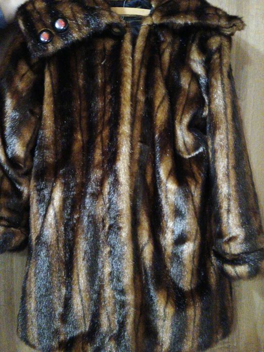 Haină blană artificială nouă, fără etichetă.