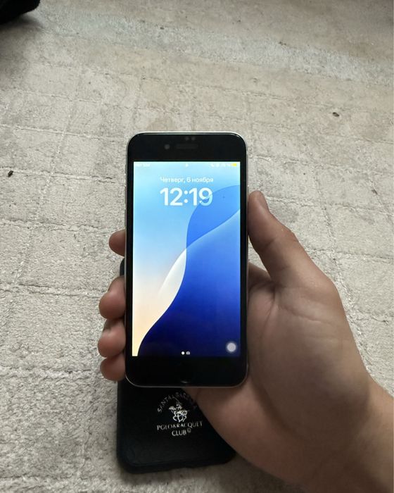 Продаю айфон se 128 гб