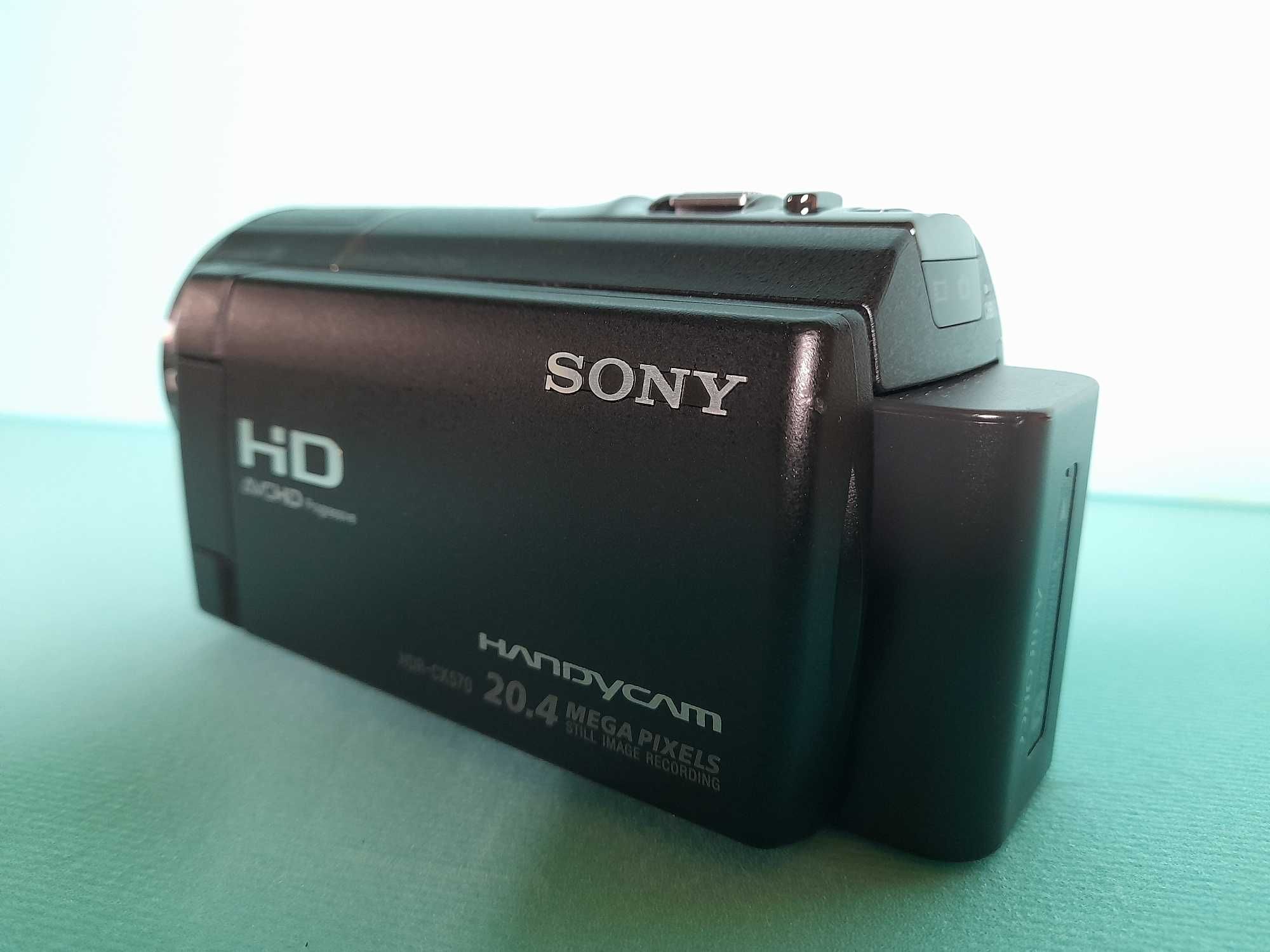 Продавам видеокамера Sony HDR CX570E