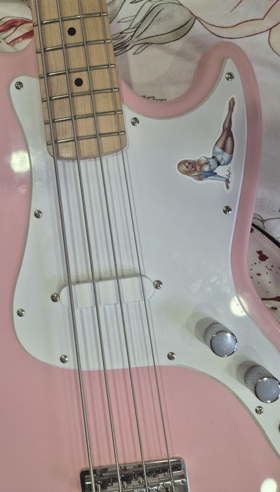 Squier short scale розова бас китара