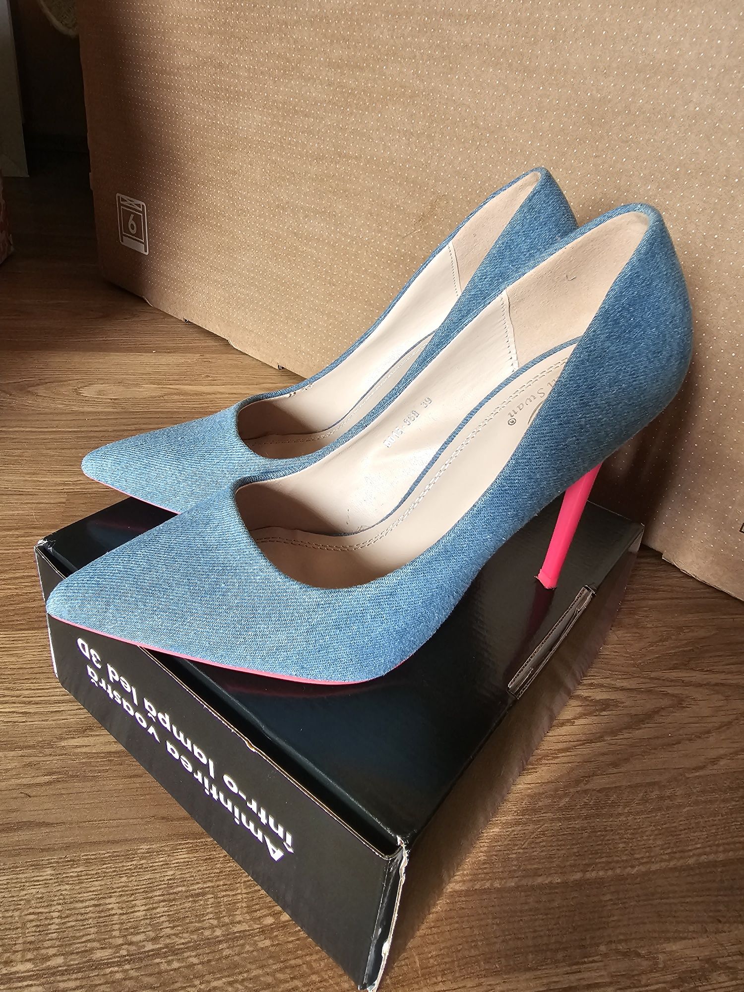 Pantofi stiletto