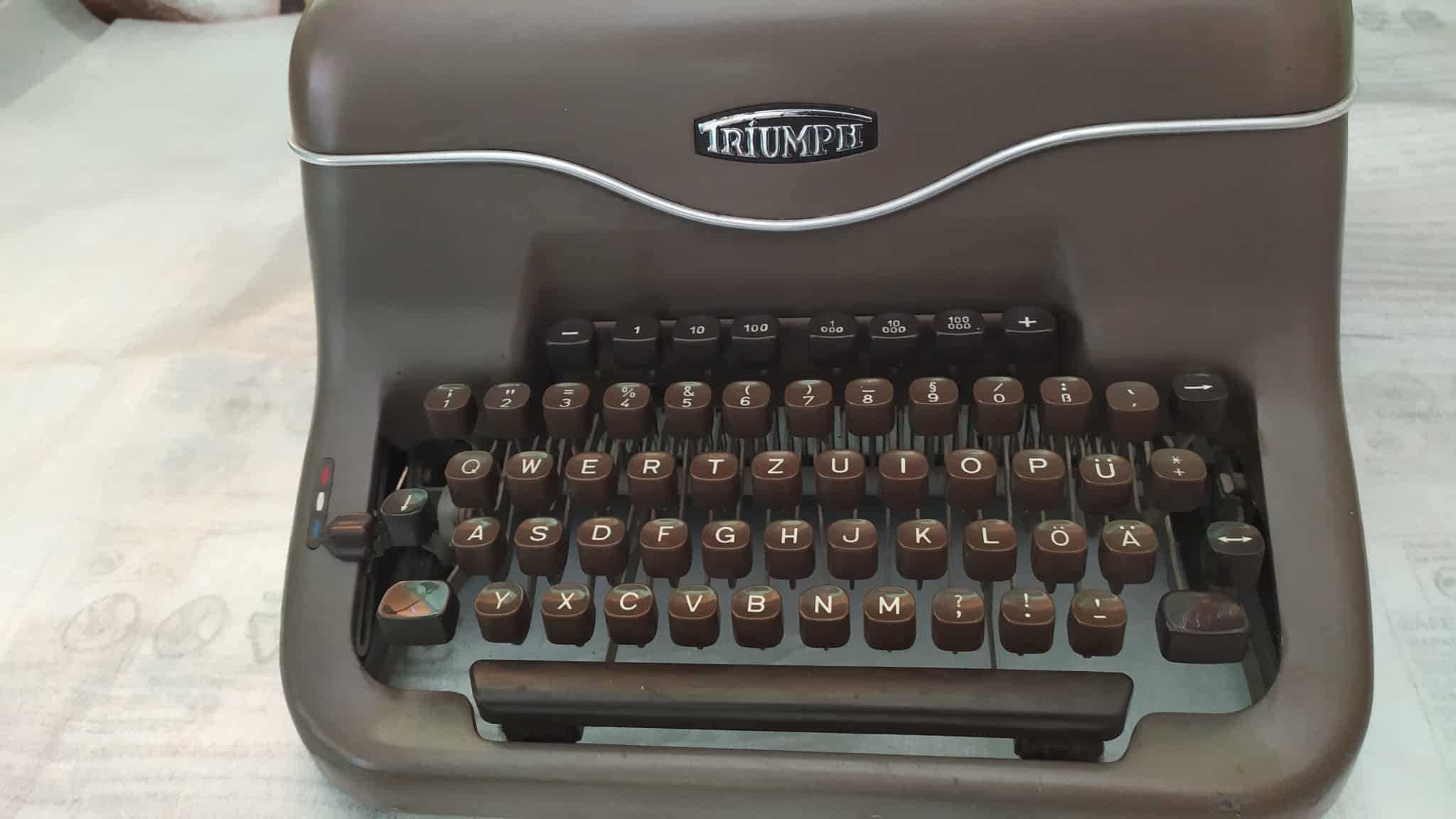 ОТЛИЧНА И ОТЛИЧНО работеща Колекционерска ПИШЕЩА МАШИНА от 1954-55г