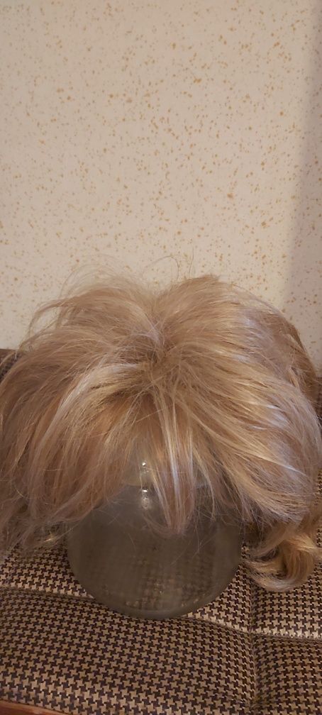 Vand 2 peruci una roz ciclam si 1 blond cognac par scu