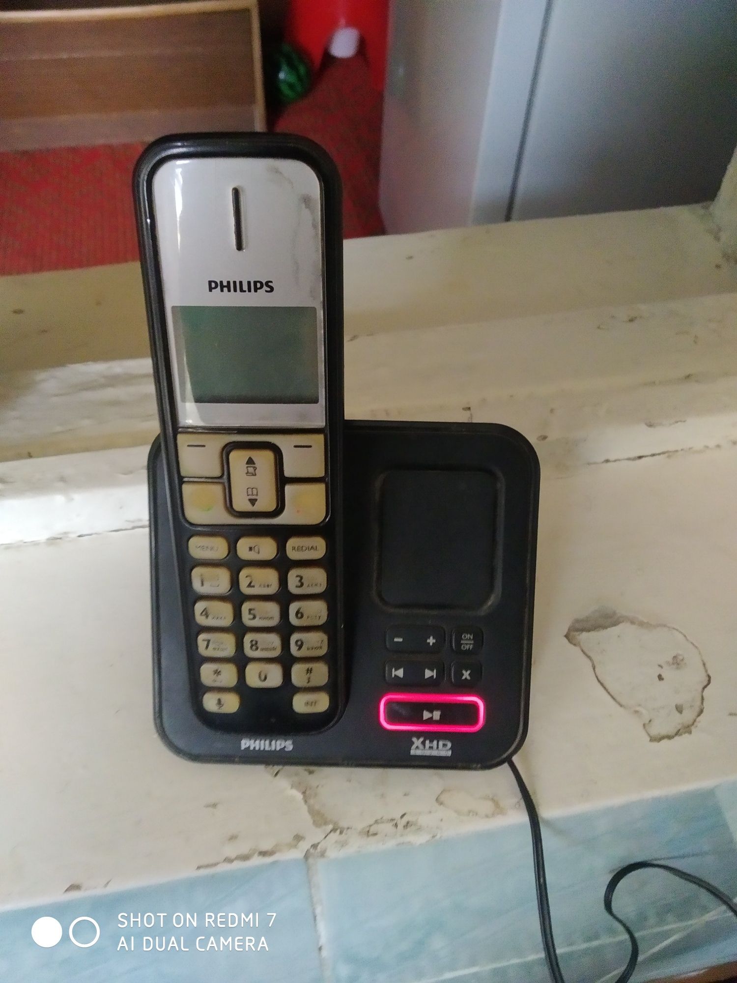 Радиотелефон Philips. Четко работает. Хороший автоответчик.