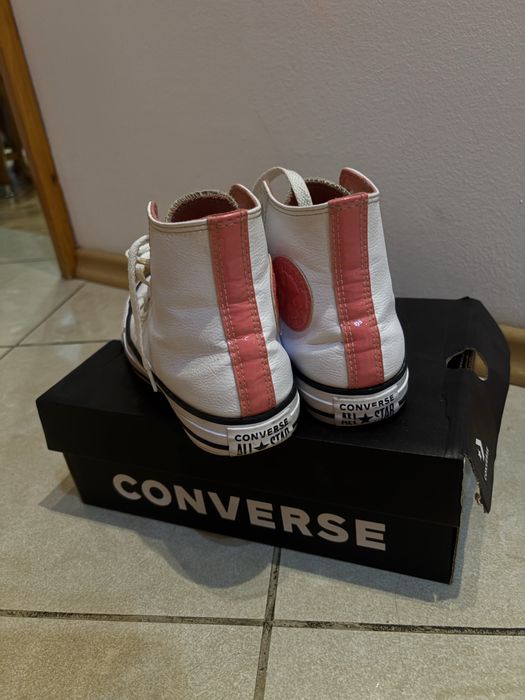 Продавам кожени кецове Converse