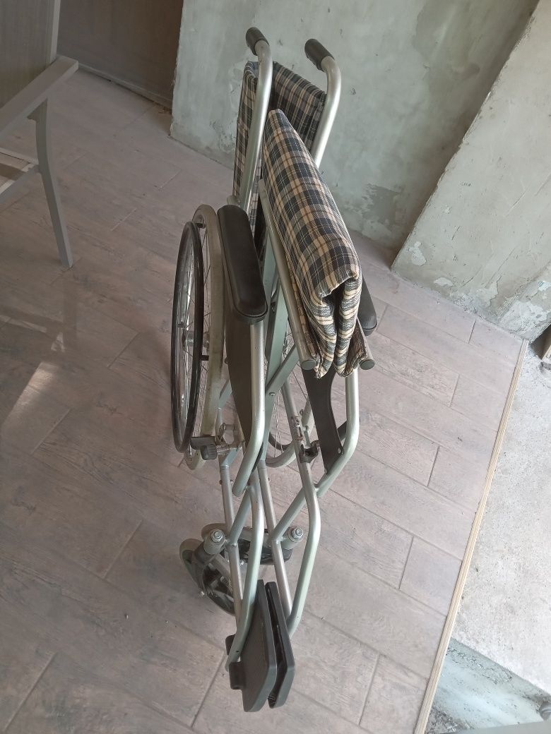 Cărucior invalizi pliabil