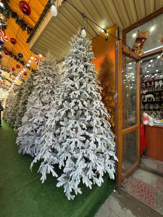 Новогодние украшения и ёлки