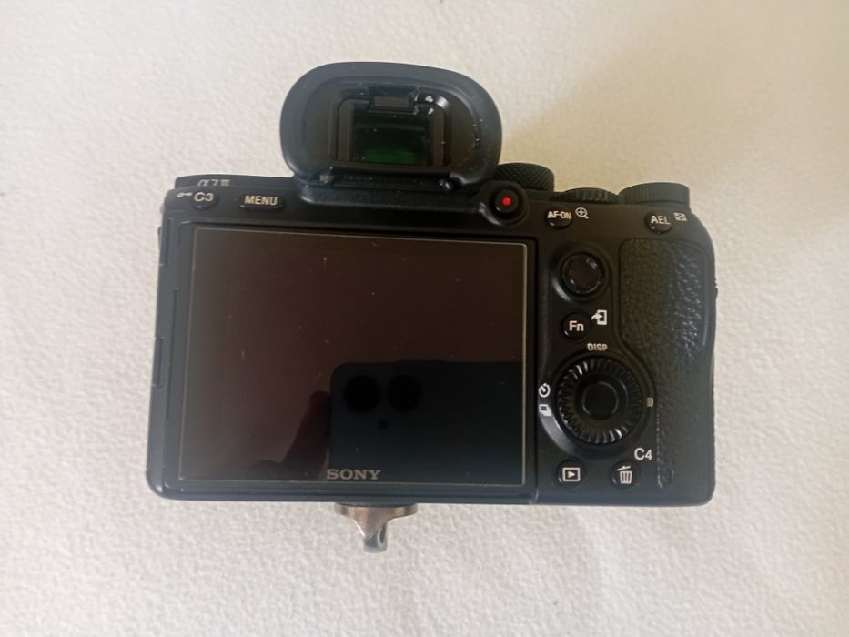 nikon 35mm 1.8g nikon 85mm sony a7iii