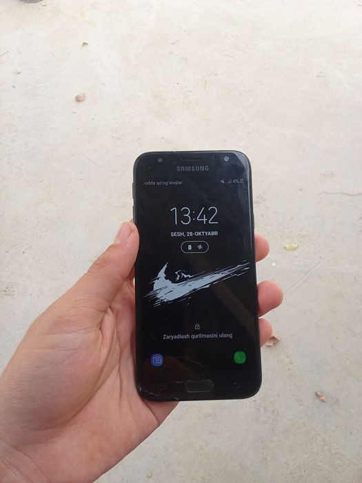 Samsung J3  rangi qora xotirasi 16 paisi sal singan ishlashi zor