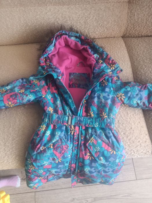 Продам куртку для девочек