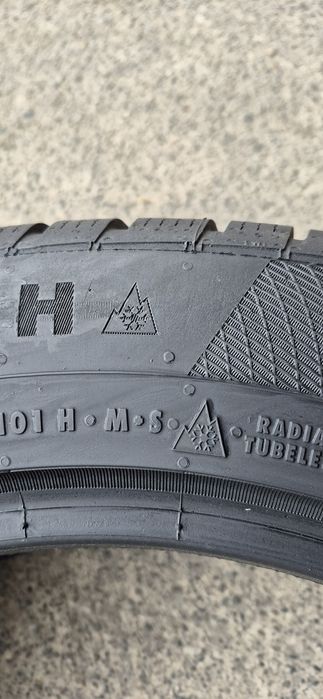 4 anvelope iarna runflat Continental 235/55/19.Pretul este pe bucata