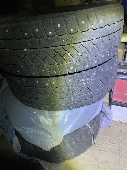 Продам комплект зимнию шипованную резину Viatti  185/60/R14