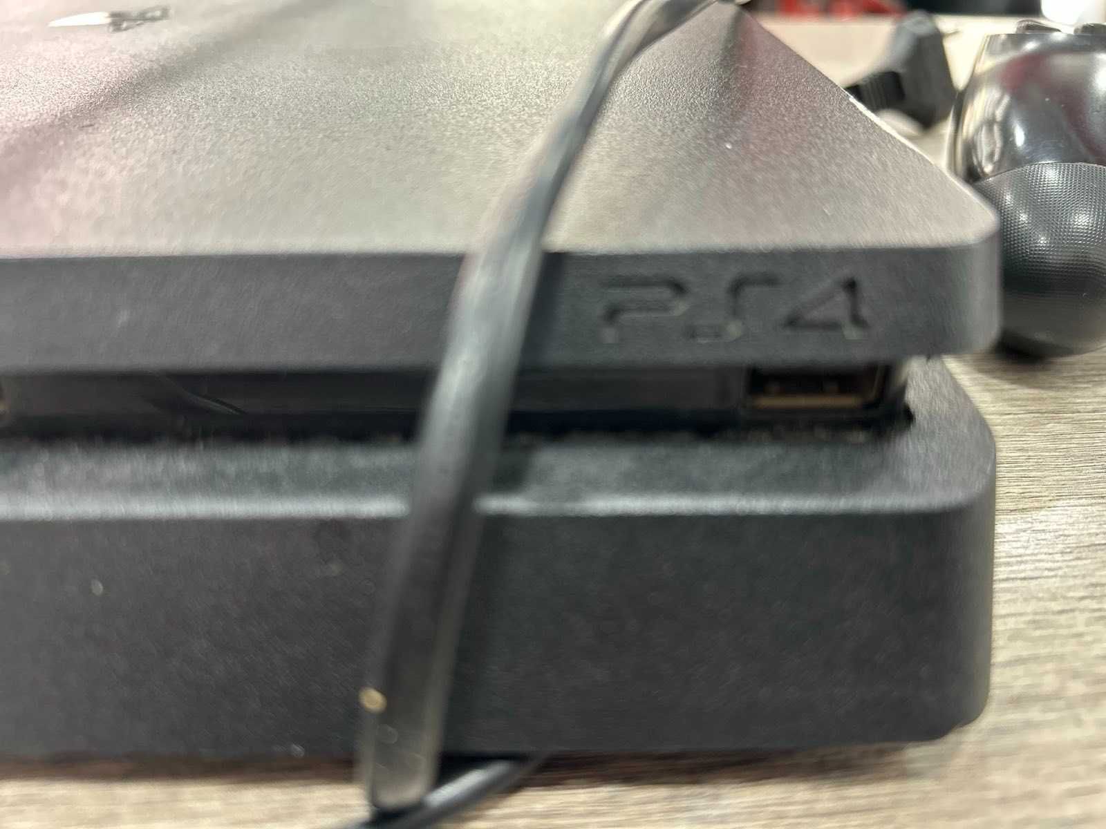 Продавам PlayStation 4 с два джойстика