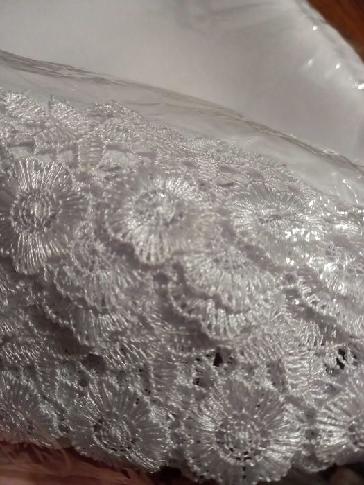 Новая белая скатерть на стол из ткани с узорами по краям 105/120см.