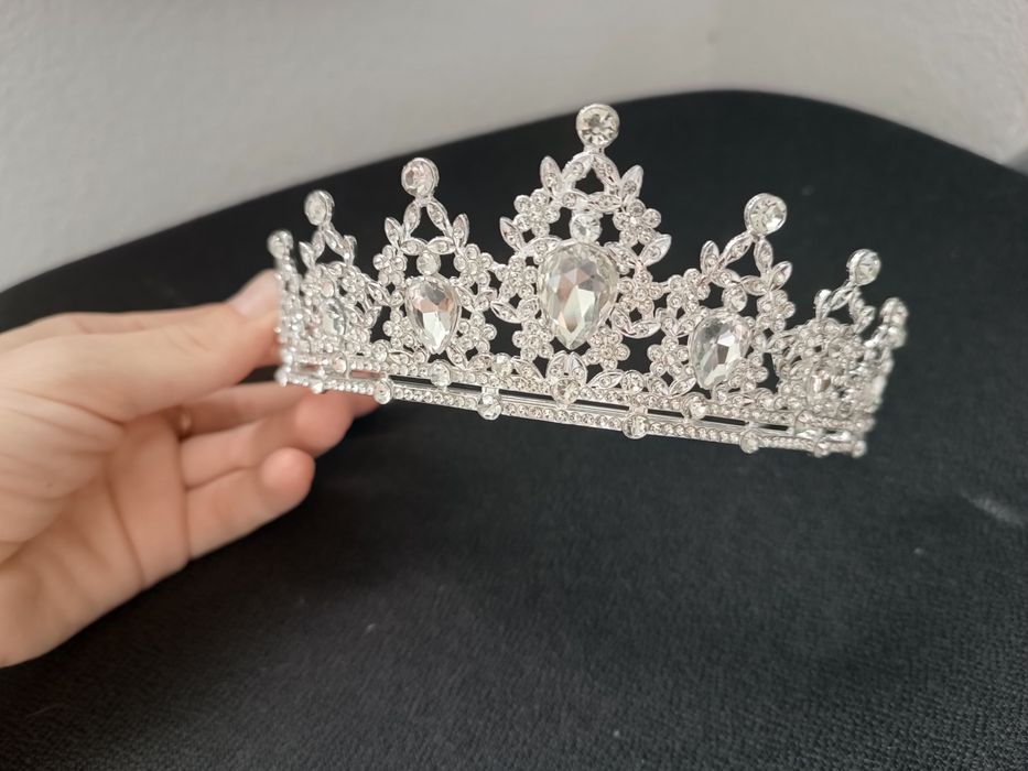 Tiara argintie eleganta