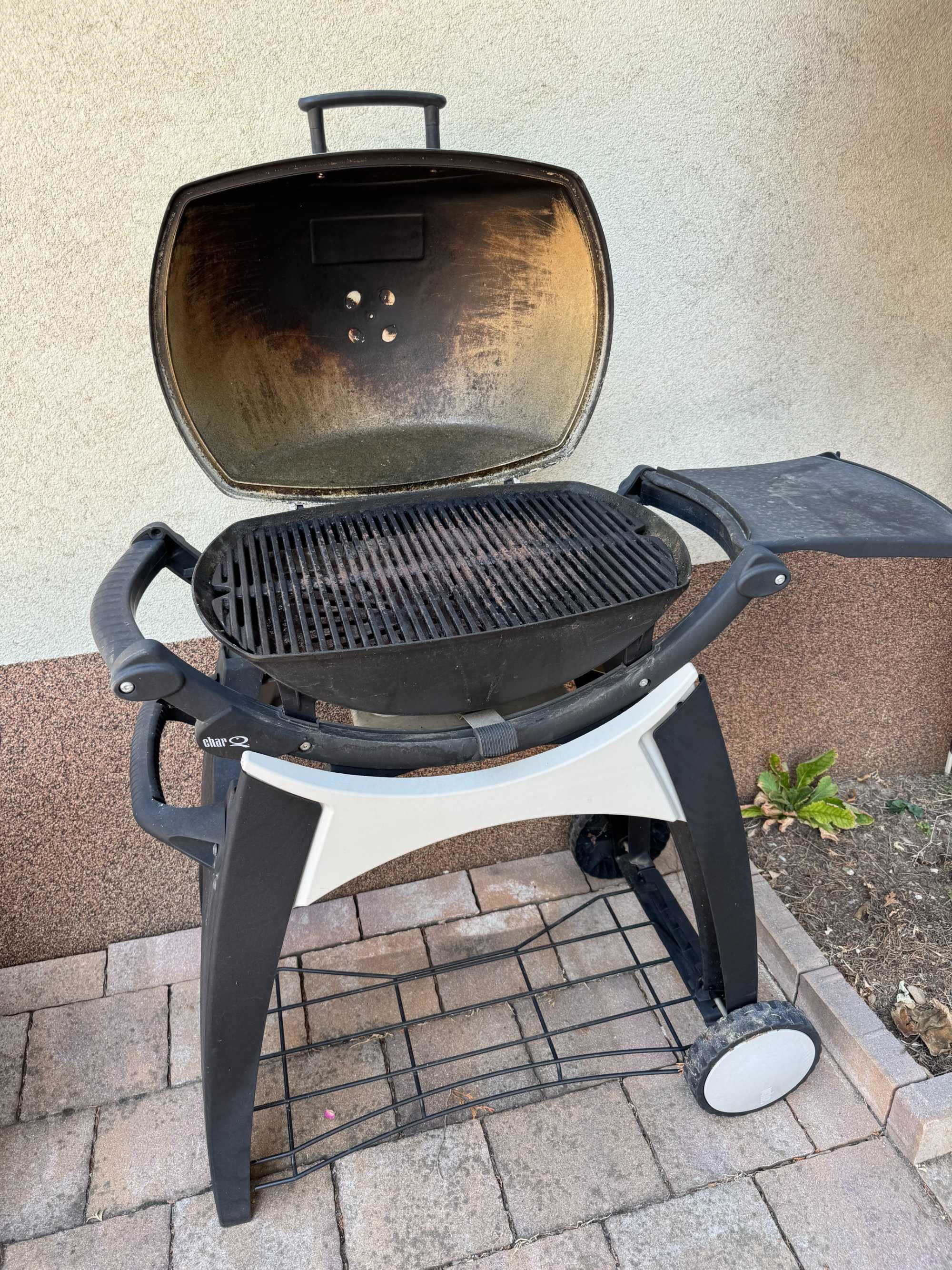 Барбекю Weber 1200 на дървени въглища със стойка