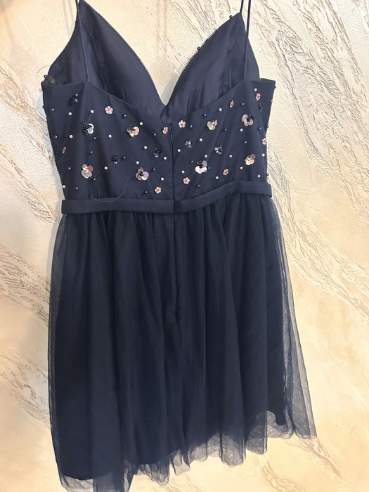 Рокля с пайети къса