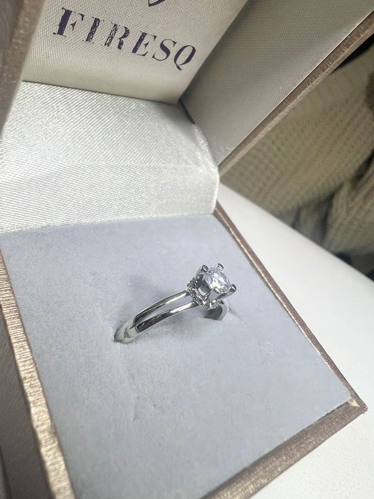 Inel de Logodnă cu Diamant - Eleganță și Strălucire de Excepție!