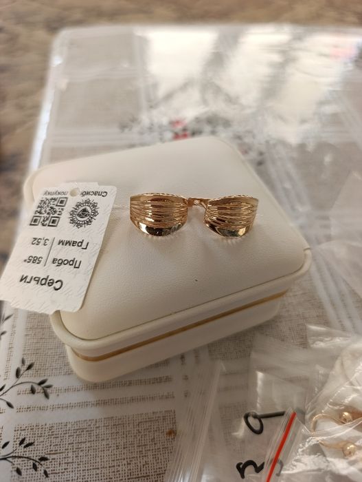 Тилла зирак Жуда чиройли туради такканда,совгагаям зур вес 3,52 гр