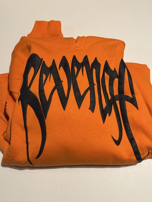 Суитър Revenge – оранжев, нов М