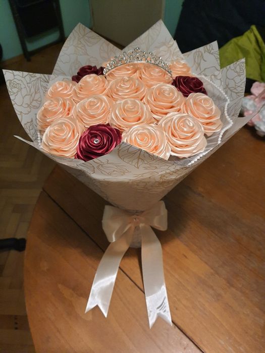 Вечен букет от 19 рози (с аромат) с коронка за поводи
