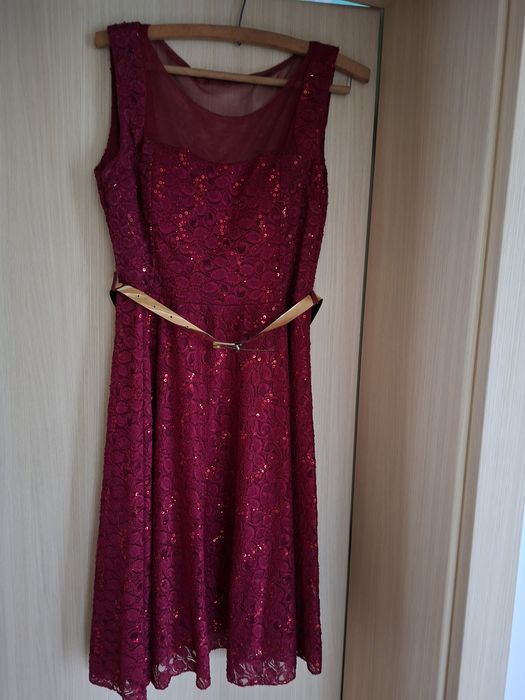 Vind rochiță mărimea 50.