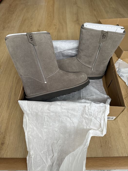 Ghete UGG gri.