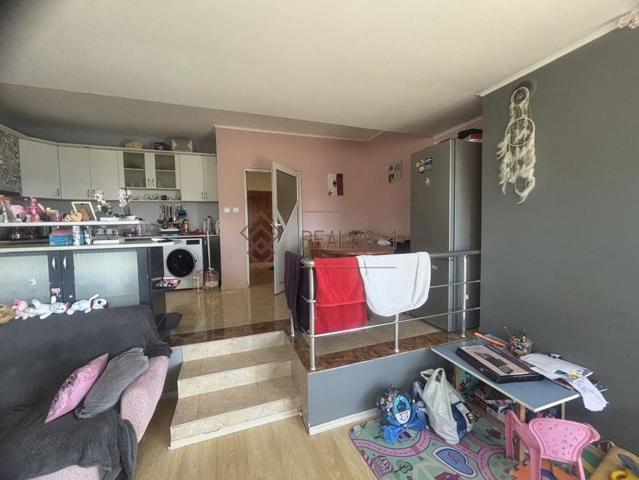 Продава се просторна триетажна къща с морска панорама и поддържана гр