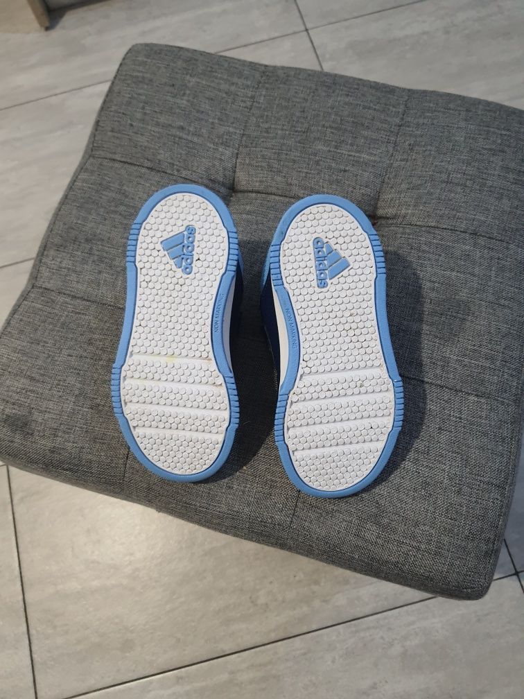 Adidași Adidas băieți - mărimea 26,5 cm, aproape noi

Vând o pereche d