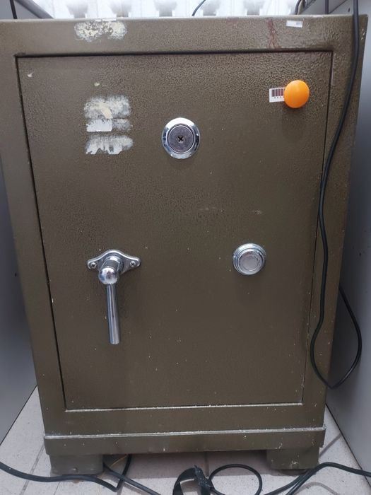 Продам Сейф железный
