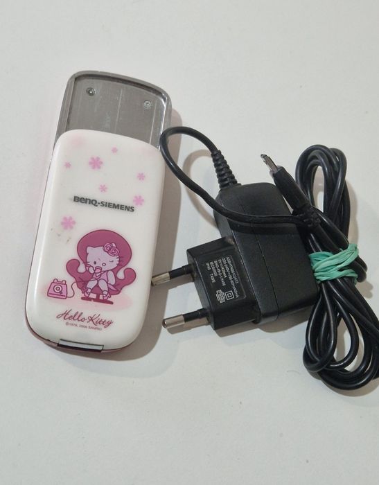 Telefon cu încărcător