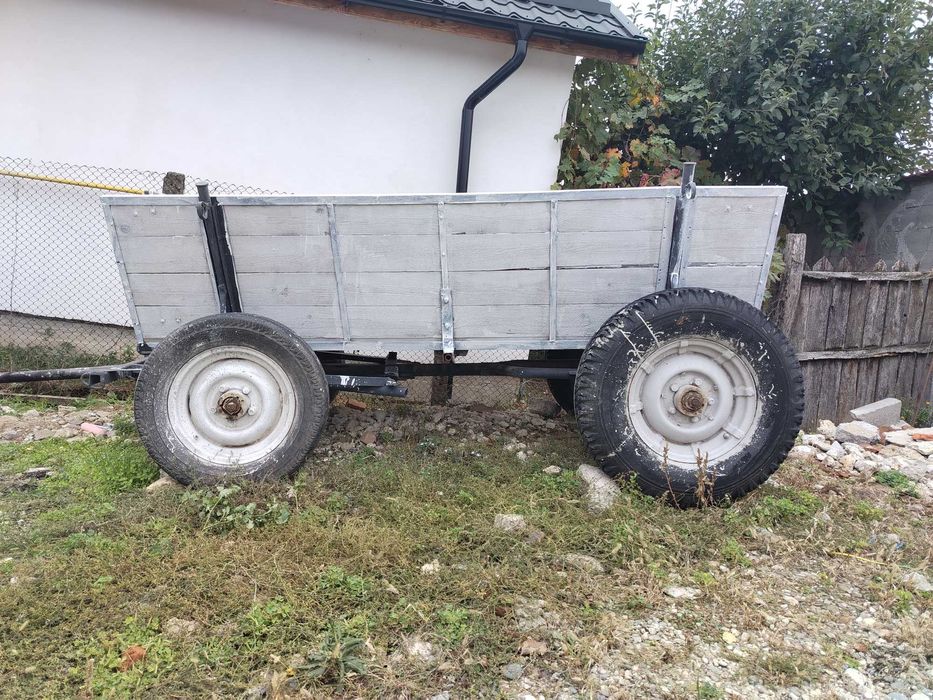 Căruță pentru turism sau tractor