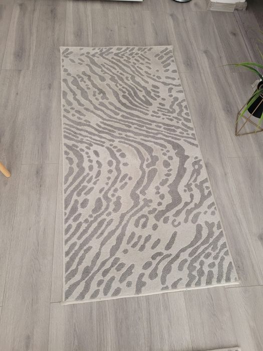 Covoare gri de dimensiuni diferite