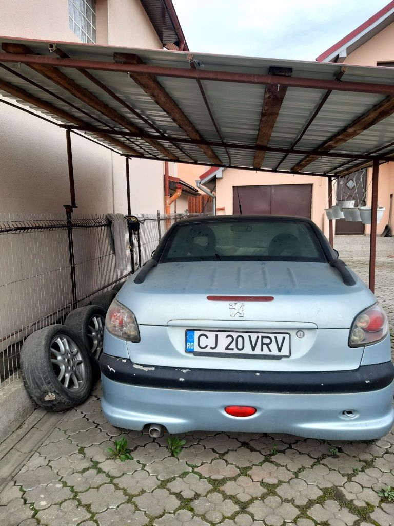 Peugeot 206 decapotabil, în stare de funcționare