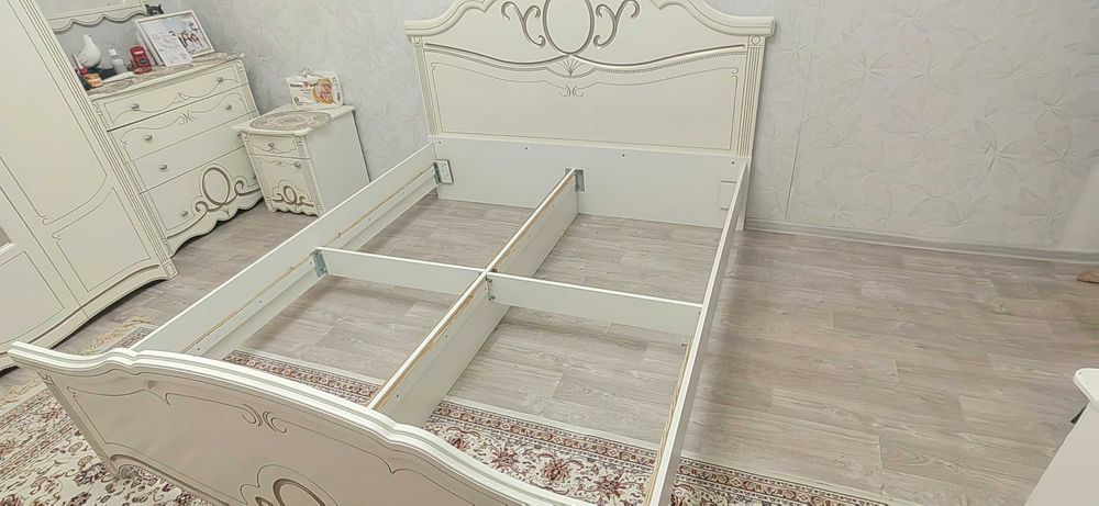 Продам кровать с матрасом для спальни