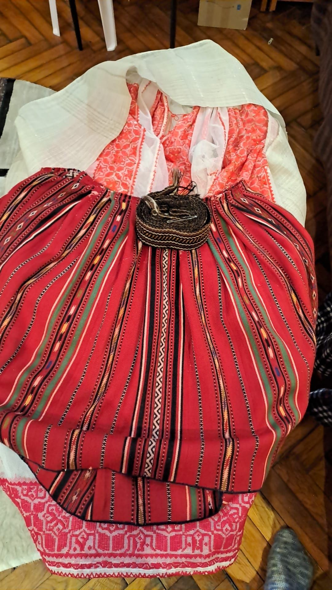 Costume populare cusute manual vechime peste 40 de ani Oltenia