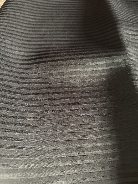 Черна пола от мек еластичен материал