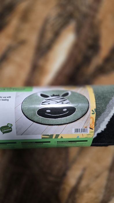 Чисто ново кръгло килимче за детска стая