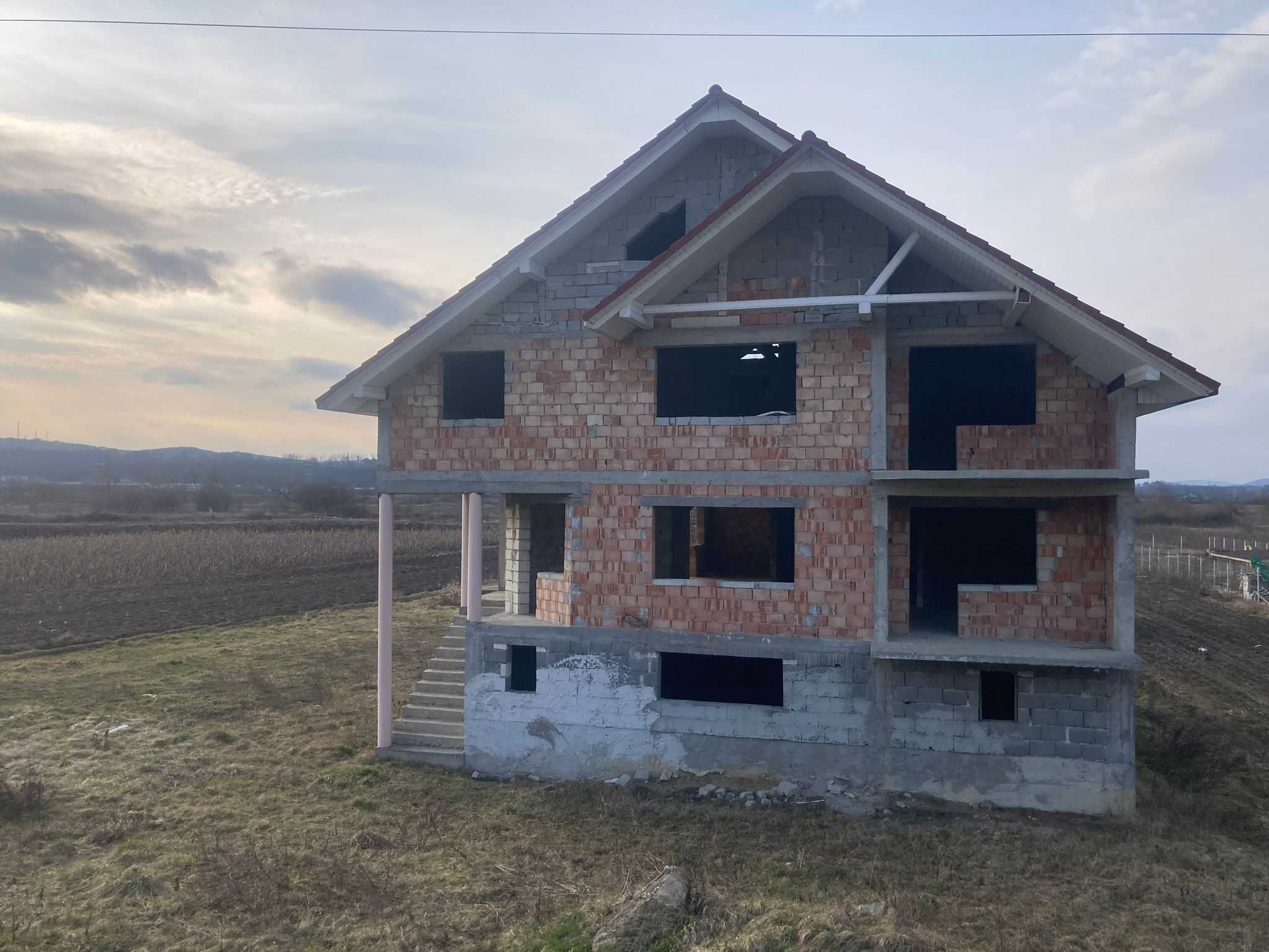 Casa in rosu, 3km de Dej, in Mica, localitate Manastirea - (jud. Cluj)